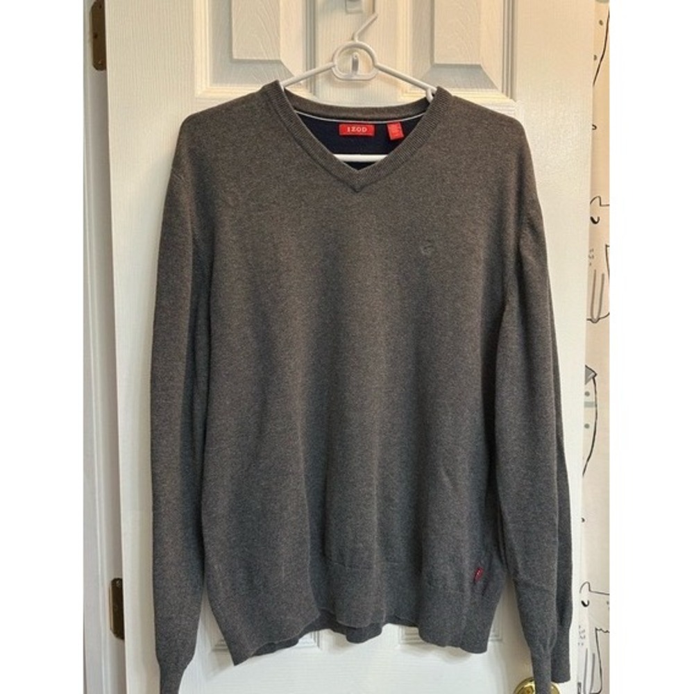 Izod Men's V-Neck Sweater in Charcoal